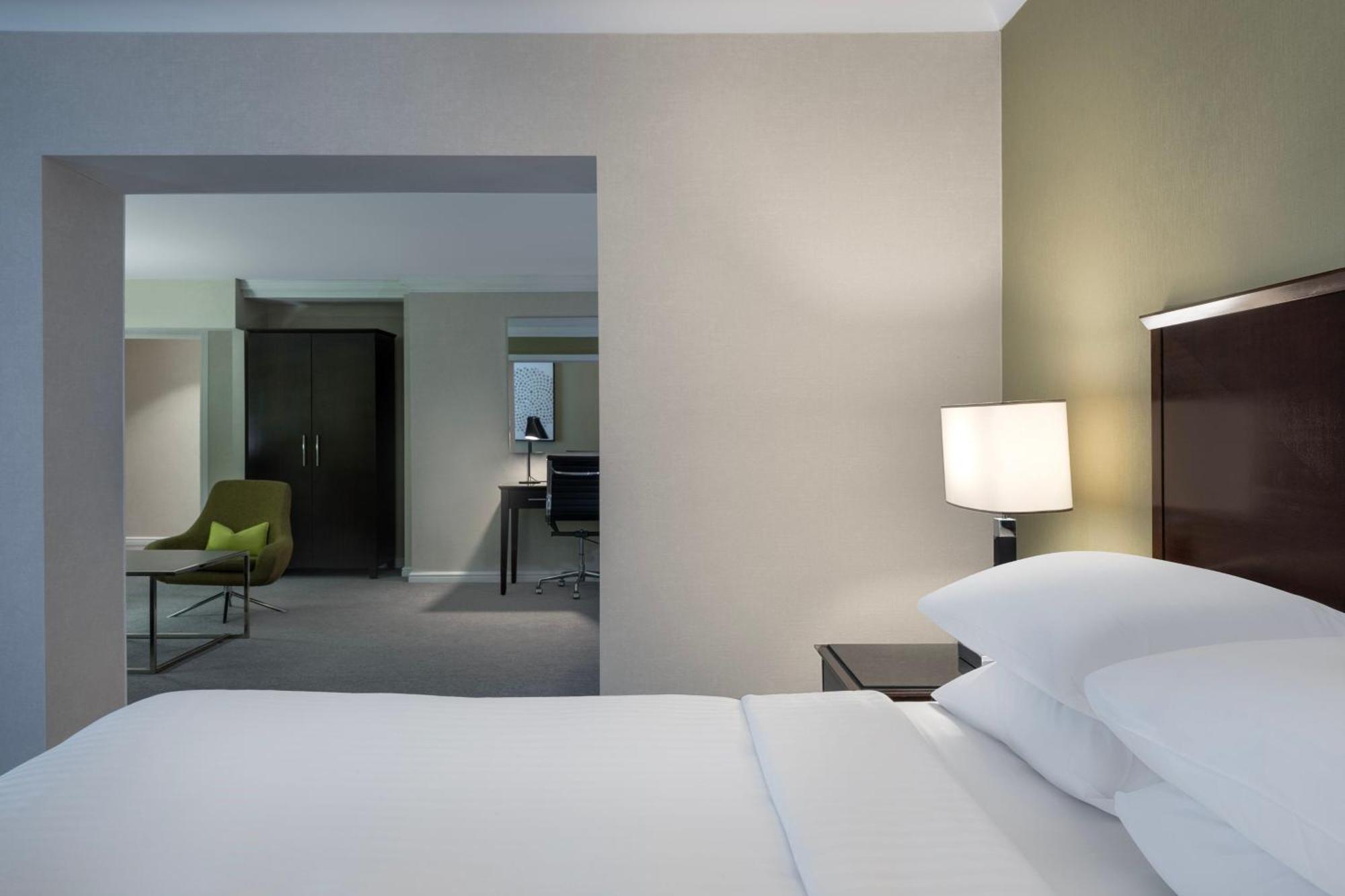 Delta Hotels By Marriott Manchester Airport Hale  Eksteriør billede
